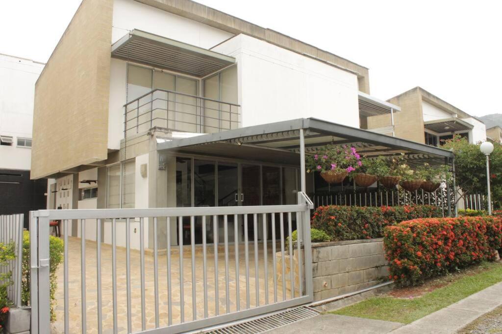 Hermosa Casa Con Piscinas - Ciudadela Premium - Antioquia Apartment